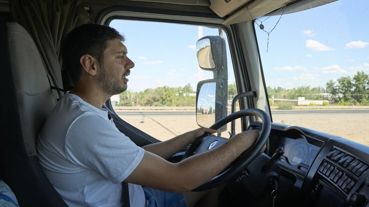 Facundo Mirabile conduciendo su camión. Cruza periódicamente el paso a Chile.