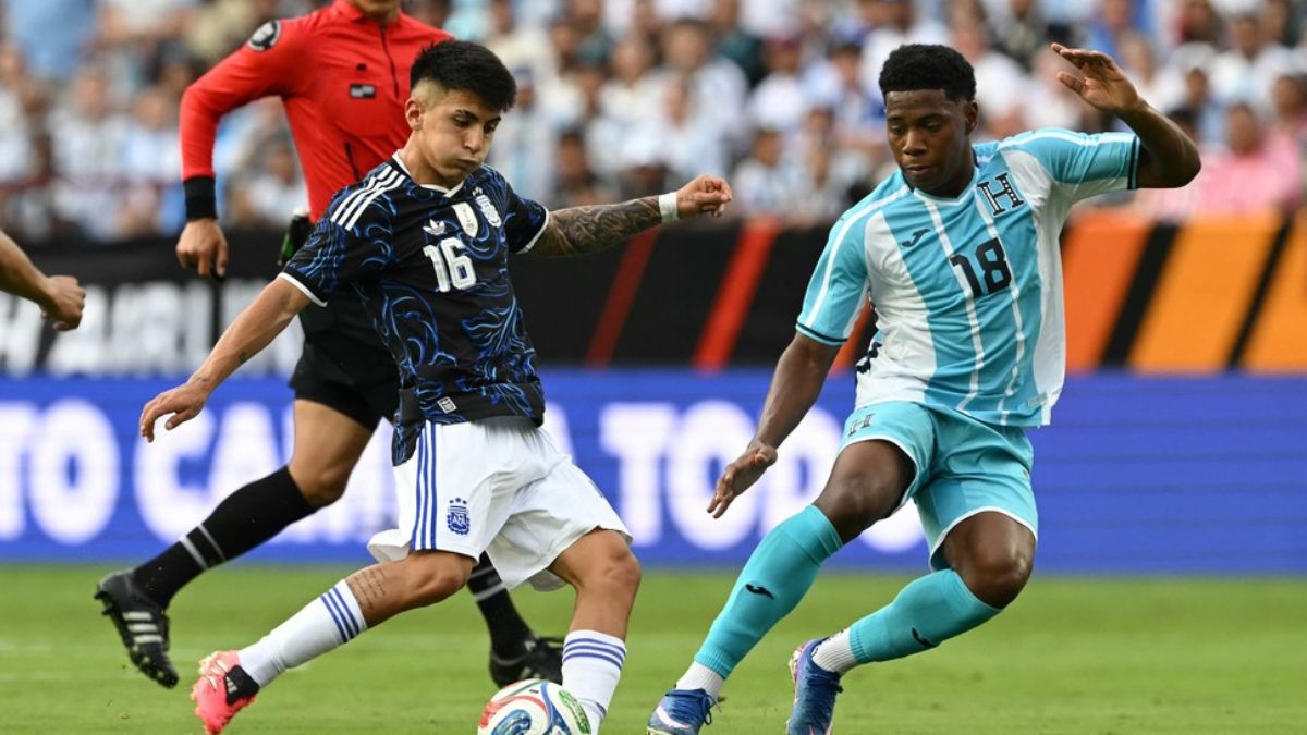 Thiago Almada intenta un remate ante la marca del hondureño Moncada.