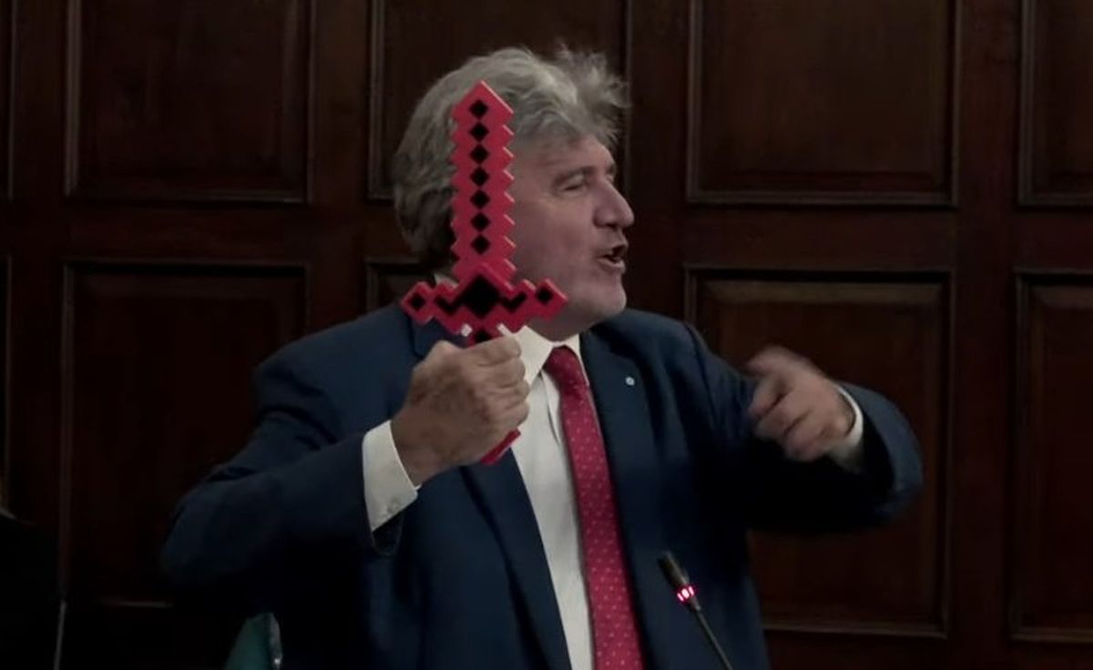 José Luis Ramón se presentó en una de las últimas sesiones con una espada de juguete. Tras pasar por distintos espacios legislativos terminó su labor como diputado representando a Consumidores y Ciudadanos. José Luis Ramón se presentó en una de las últimas sesiones con una espada de juguete. Tras pasar por distintos espacios legislativos terminó su labor como diputado representando a Consumidores y Ciudadanos.