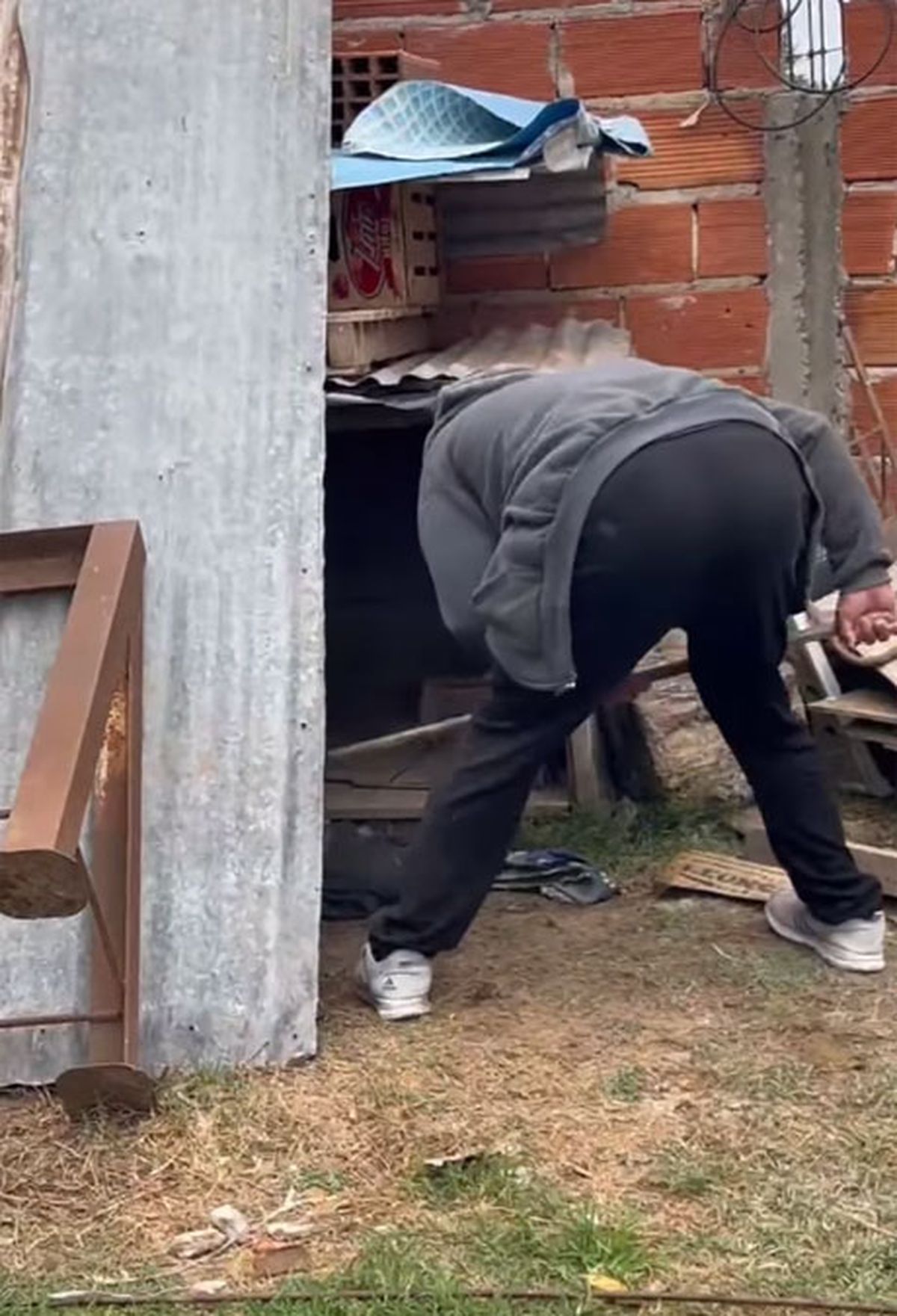 Las imágenes que recorren las redes sociales, provocaron una enorme indignación en la gente, sobre todo a los fervientes defensores del maltrato animal. Las imágenes que recorren las redes sociales, provocaron una enorme indignación en la gente, sobre todo a los fervientes defensores del maltrato animal.