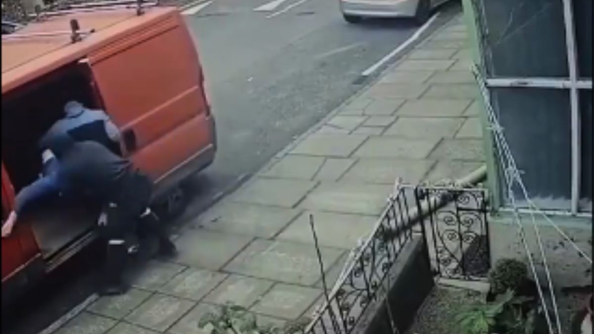 Video: el momento en que los secuestradores de una camioneta roja se llevan a un hombre