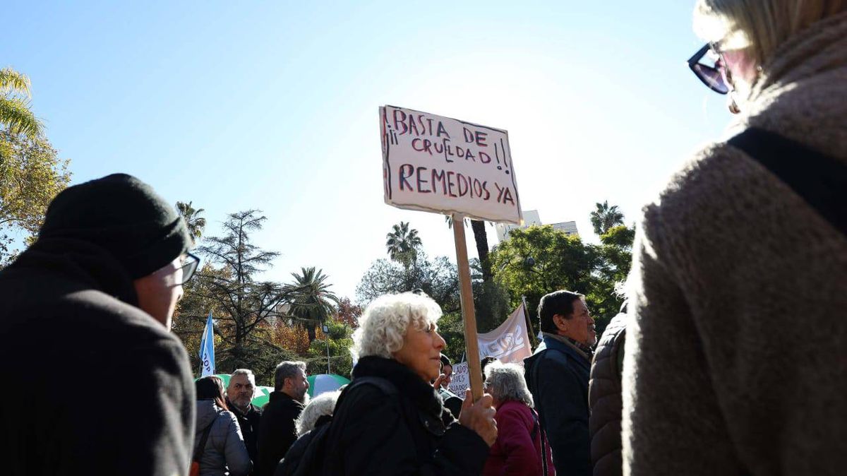 Una nueva marcha de los jubilados tuvo un color distinto por la confirmación de la condena a Cristina Kirchner.