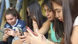 Cada vez más colegios se suman a los acuerdos con las familias para que los chicos no usen el celular hasta entrada la adolescencia. Cada vez más colegios se suman a los acuerdos con las familias para que los chicos no usen el celular hasta entrada la adolescencia.