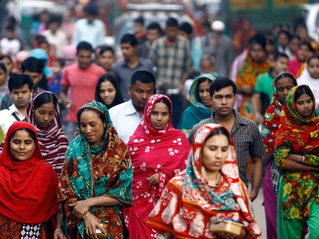 Hallan fallas en talleres textiles en Bangladesh