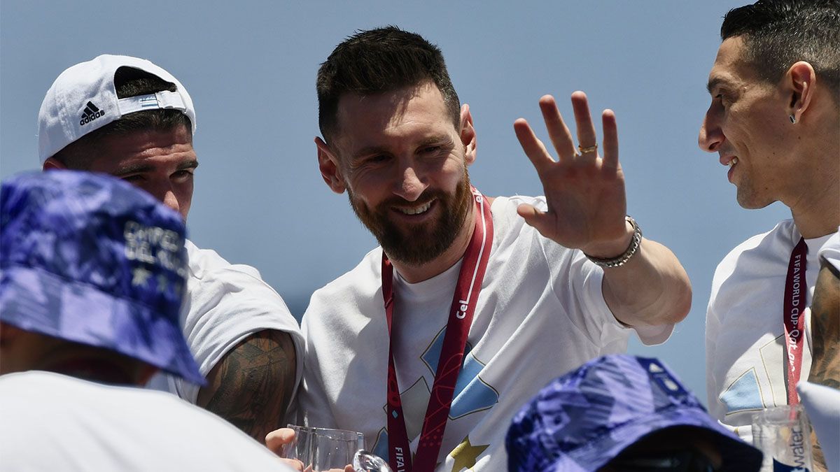 Lionel Messi saluda a la gente. Lo rodean Rodrigo De Paul y Ángel Di María.