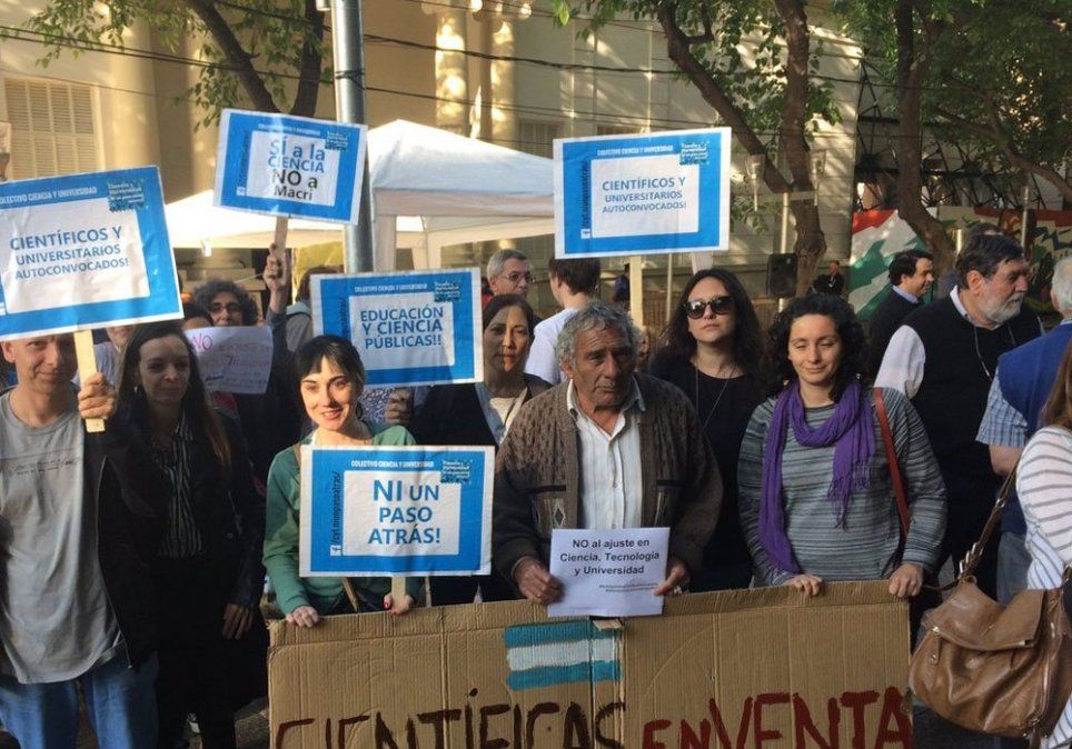 Profesores universitarios e investigadores protestaron frente a la Legislatura