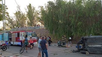 Impactante accidente en Maipú con un auto que cayó desde calle Paso y quedó atravesado en Maza Impactante accidente en Maipú con un auto que cayó desde calle Paso y quedó atravesado en Maza