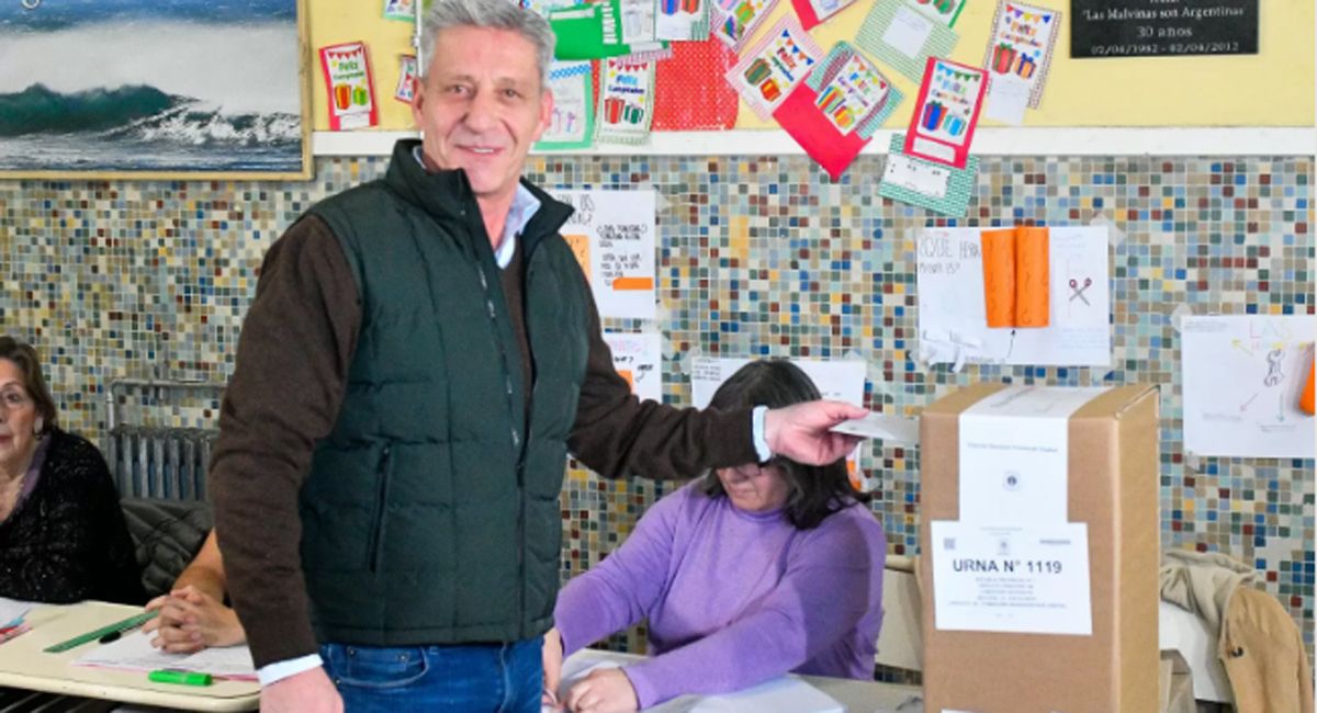 El gobernador de la provincia de Chubut, Mariano Arcioni, emitió su voto en la Escuela N° 1 de Comodoro Rivadavia. El gobernador de la provincia de Chubut, Mariano Arcioni, emitió su voto en la Escuela N° 1 de Comodoro Rivadavia.