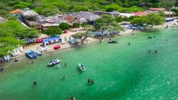 La playa colombiana de aguas claras que es un encanto.
