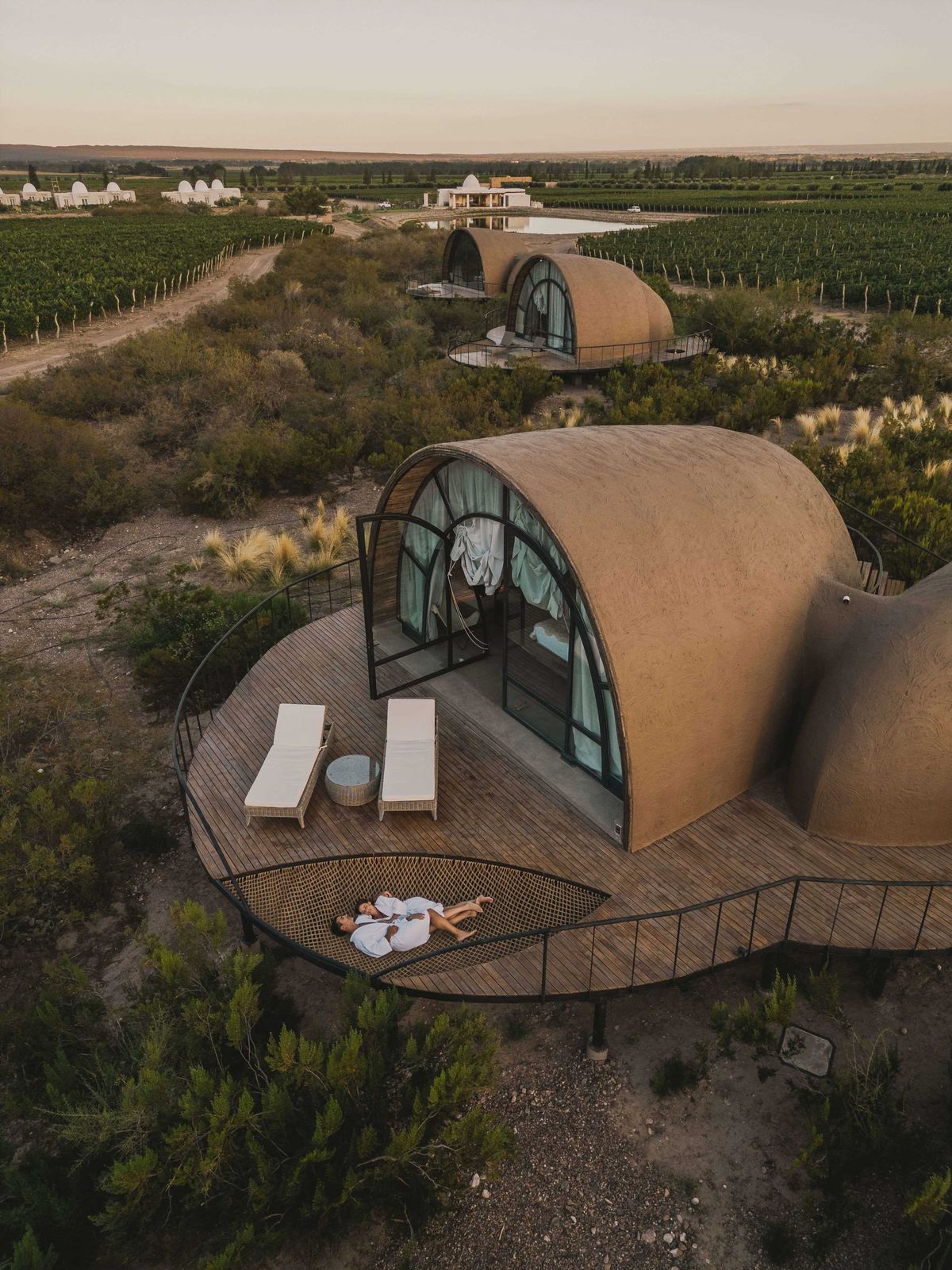 Chozos, una propuesta de alojamiento de lujo ubicada en Alto Agrelo, tuvo al artista en el diseño arquitectónico. Chozos, una propuesta de alojamiento de lujo ubicada en Alto Agrelo, tuvo al artista en el diseño arquitectónico.