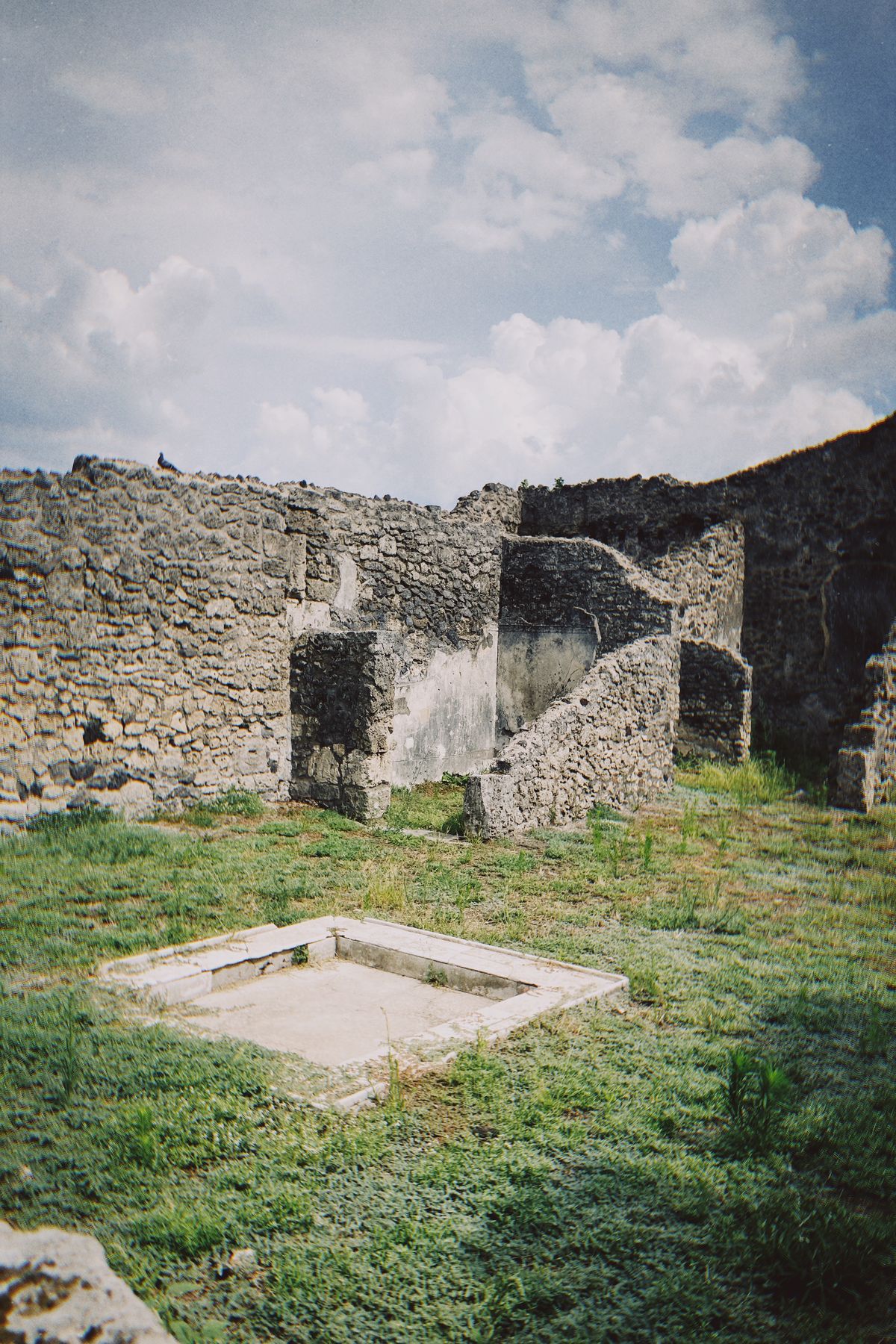 En el año 79 después de Cristo, todas las construcciones de Pompeya fueron enterradas bajo ceniza, lo que preservó a la ciudad en una 