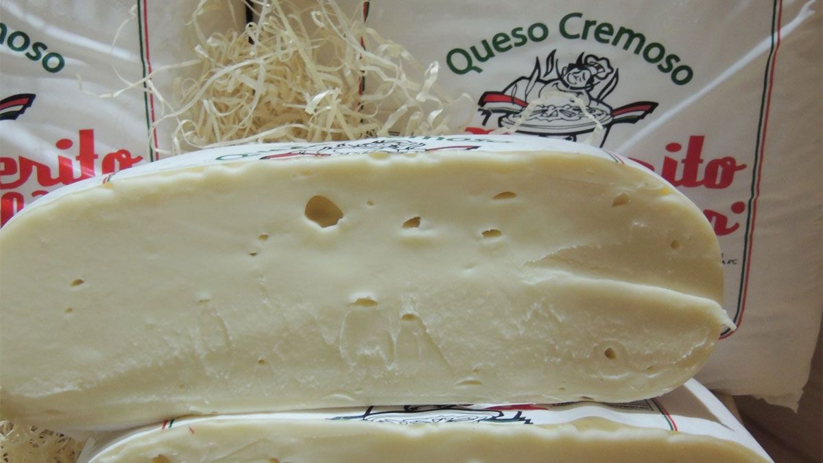 El queso cremoso y el queso mantecoso son muy similares, pero se diferencian sobre todo en la fabricación.