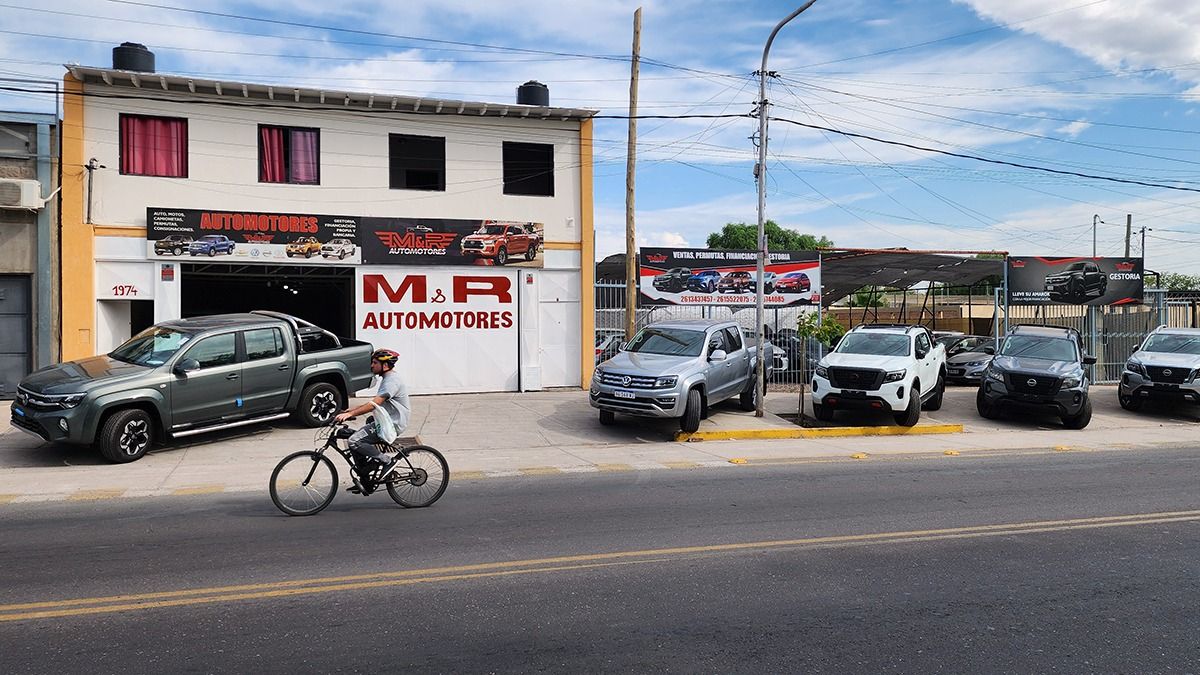 La agencia de autos MyR fue asaltada el 1 de junio del 2023 por tres sujetos que usaban barbijos. Se robaron una camioneta Toyota Hilux que fue hallada minutos más tarde y en ella se encontró un barbijo que condujo al ADN de un sospechoso. Aun así, el juez decidió absolverlo. La agencia de autos MyR fue asaltada el 1 de junio del 2023 por tres sujetos que usaban barbijos. Se robaron una camioneta Toyota Hilux que fue hallada minutos más tarde y en ella se encontró un barbijo que condujo al ADN de un sospechoso. Aun así, el juez decidió absolverlo.