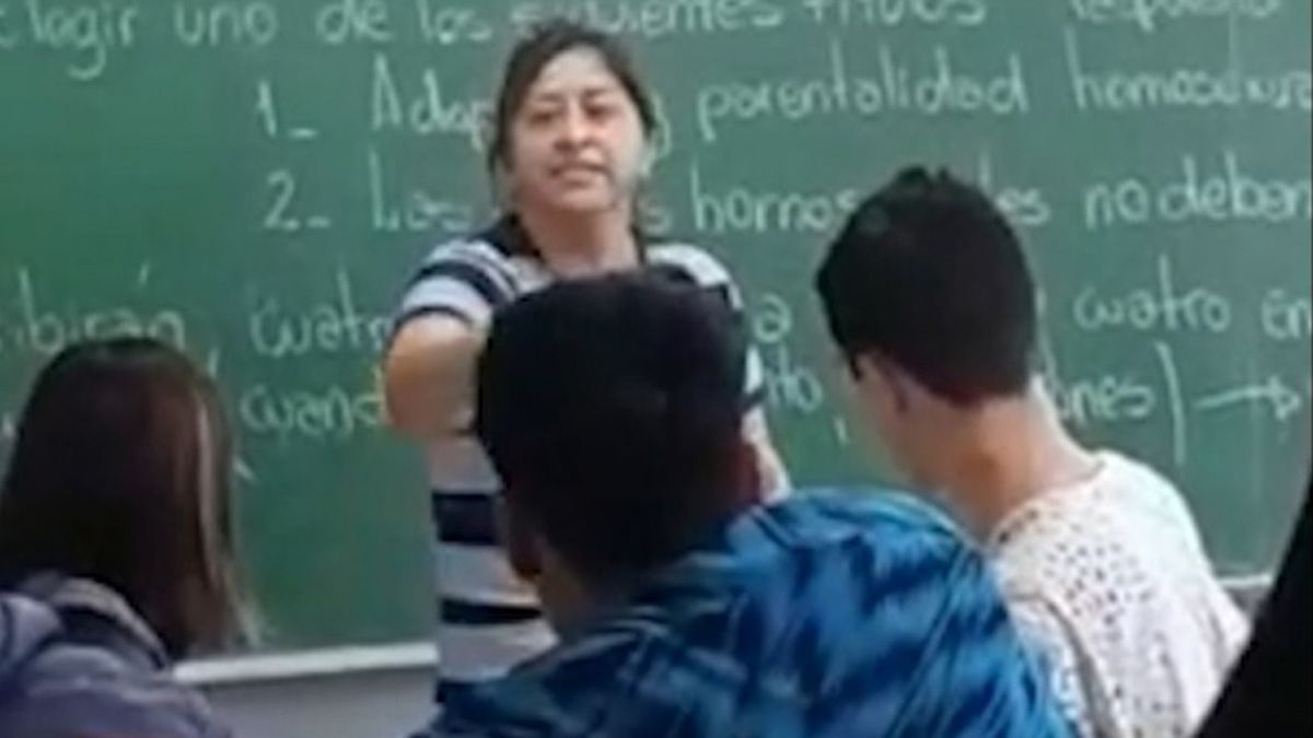 Lo acusó de bullying. Una mujer atacó a trompadas en un aula a un alumno de secundario