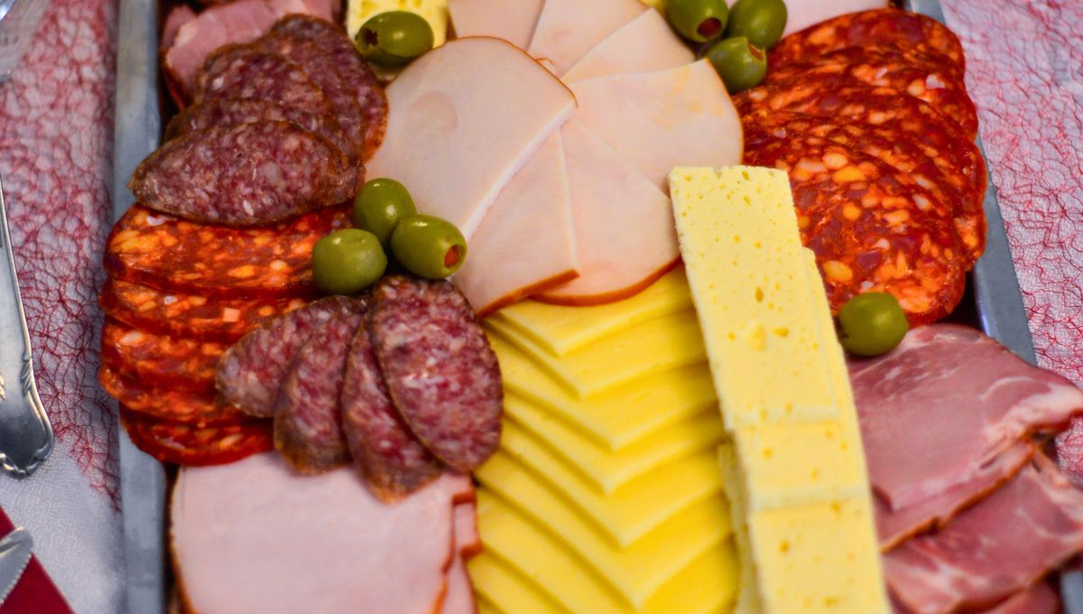 El queso y el fiambre suelen ir juntos en preparaciones. El queso y el fiambre suelen ir juntos en preparaciones. 