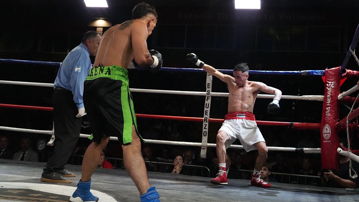 Un buen ataque de Jonathan Joel Arena estuvo a punto de poner KO en el primer round a Rojas.