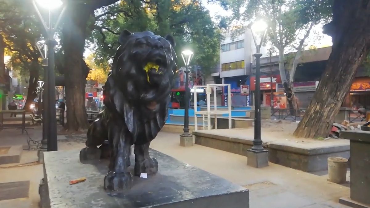 Así se veía uno de los leones de la Alameda, antes de ser trasladado al Museo Municipal de Arte Moderno para su restauración