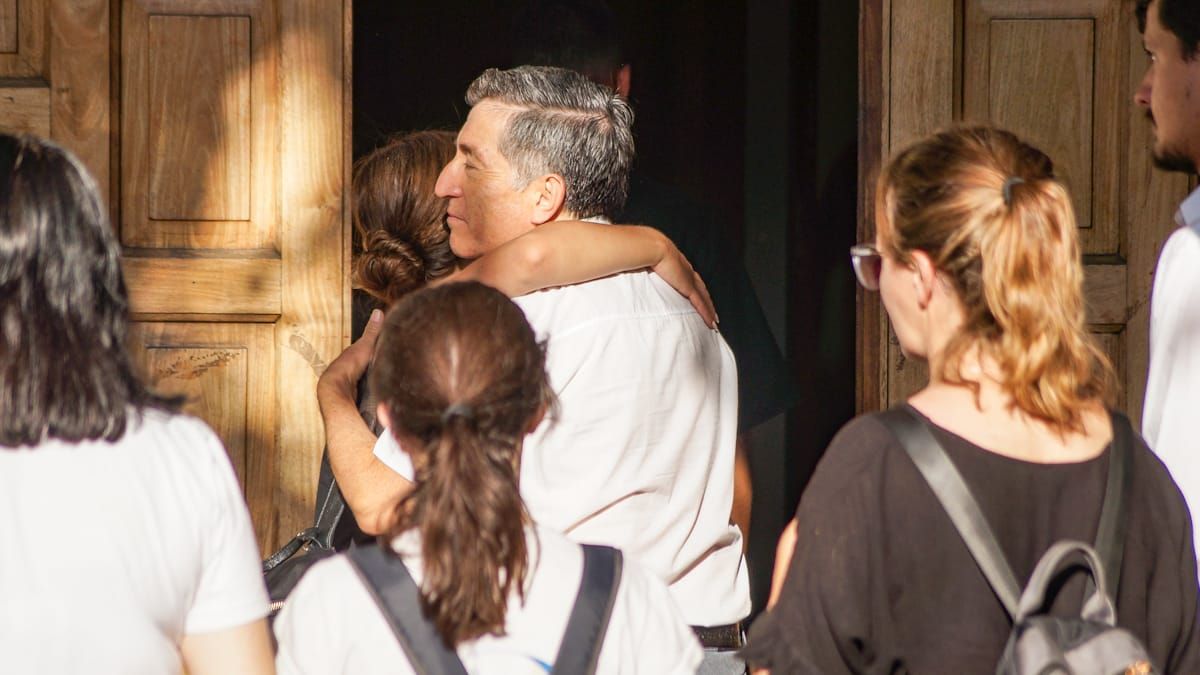 Los abrazos de los chicos al llegar a Mendoza. El colegio está ubicado en Salta y Lavalle. Los abrazos de los chicos al llegar a Mendoza. El colegio está ubicado en Salta y Lavalle.