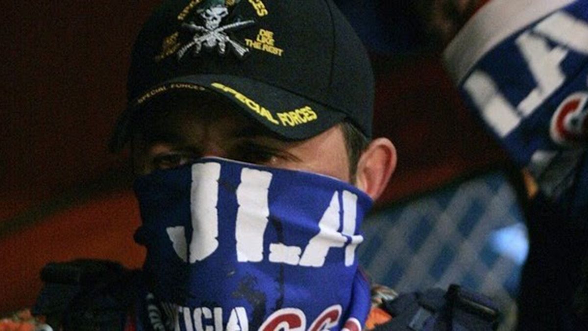 Montesdeoca Martinetti aparecía en público con una camiseta que le tapaba la cara, pasamontañas y anteojos, o con gorra y un pañuelo que le tapaba el rostro