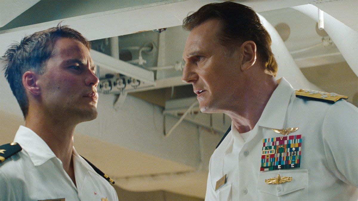 Liam Neeson, a la derecha, es un Almirante de las fuerzas armadas de los Estados Unidos en la película de Netflix. Liam Neeson, a la derecha, es un Almirante de las fuerzas armadas de los Estados Unidos en la película de Netflix.