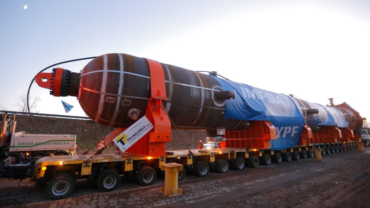 El reactor fabricado por la empresa mendocina IMPSA quedó estacionado en Ruta 7 y Ruta 40 hasta