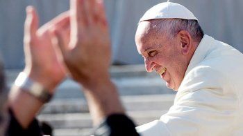 El papa lamentó que las familias no coman juntas y estén distraídas con sus celulares