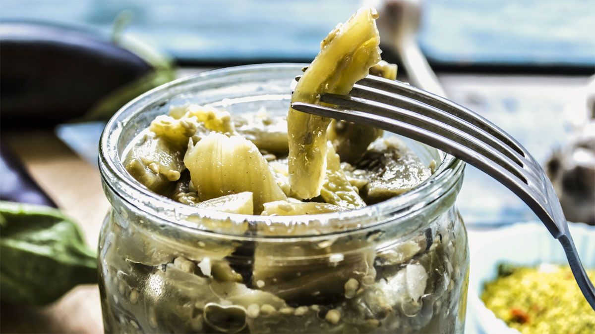 Esta receta de berenjena en escabeche sale bien aliñadita y un manjar para el paladar.