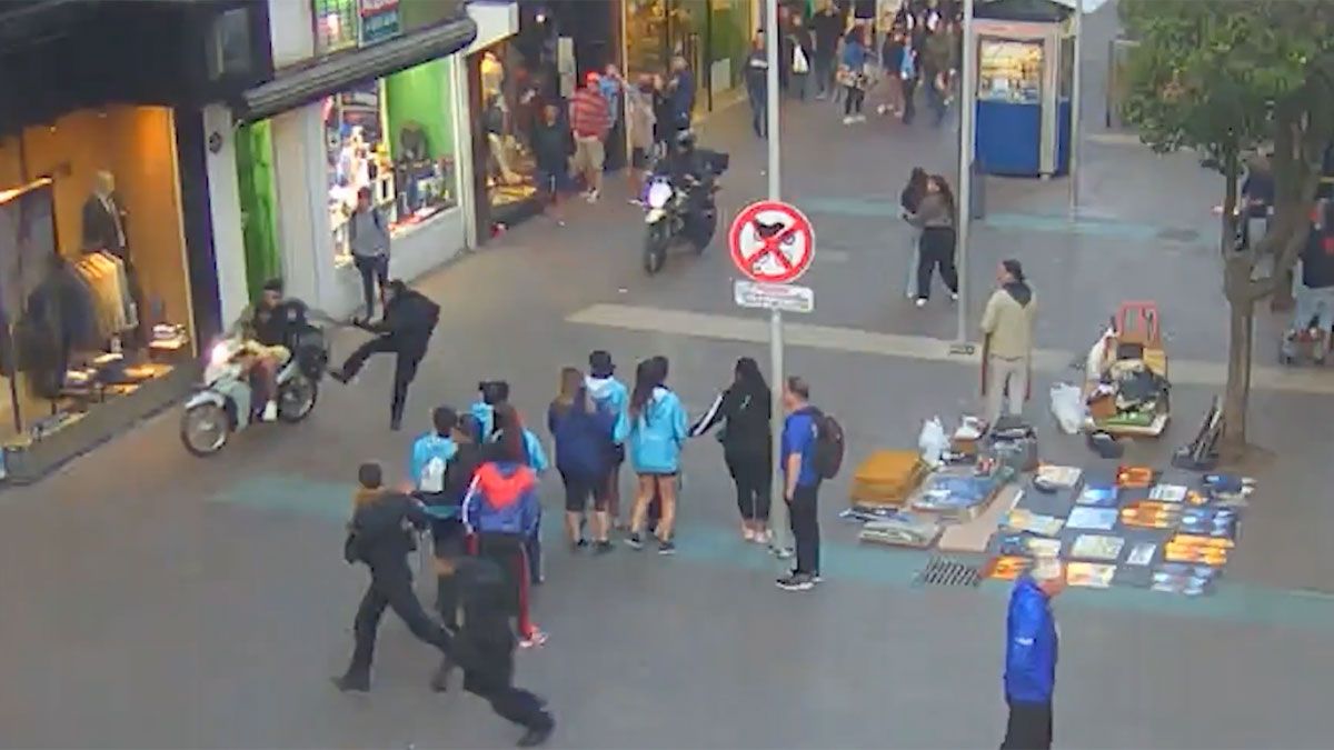 Video de película: un joven con pedido de captura robó una moto, atropelló a un policía y causó pánico