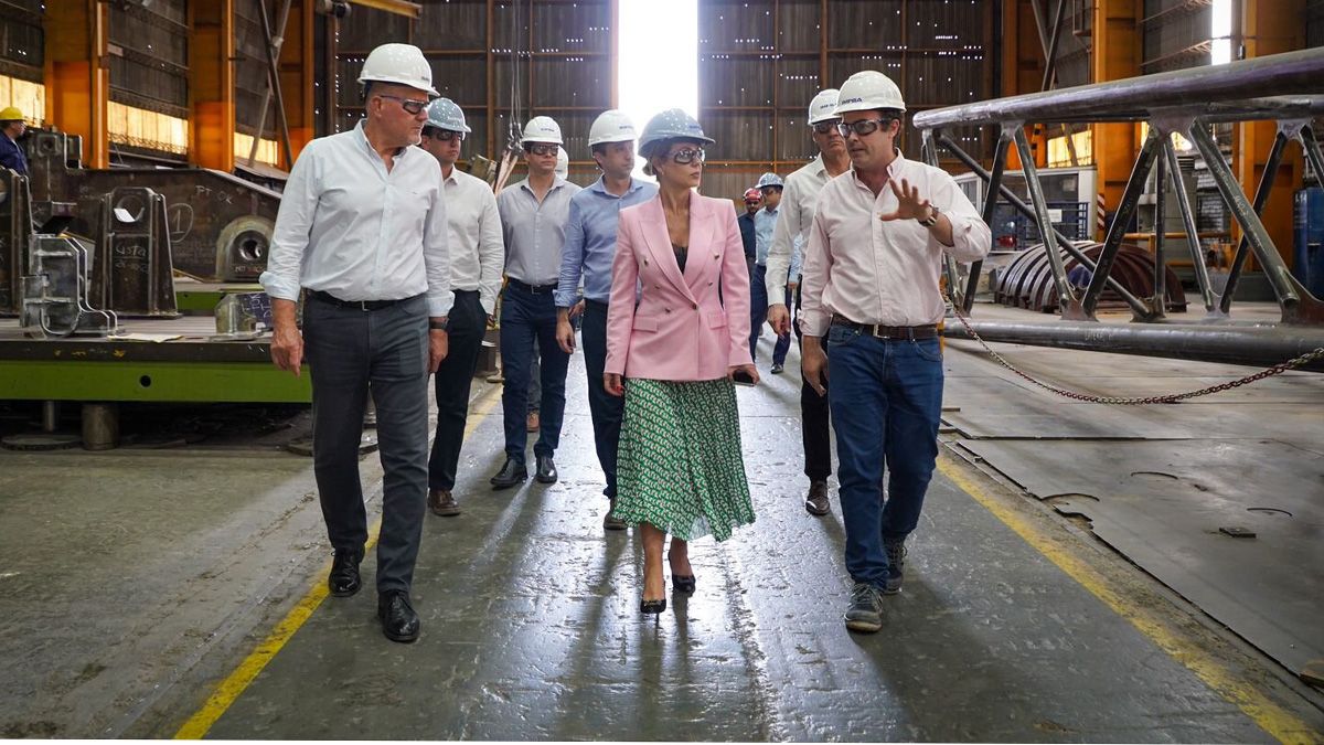 Flavia Royón visitó la planta de IMPSA en Godoy Cruz.