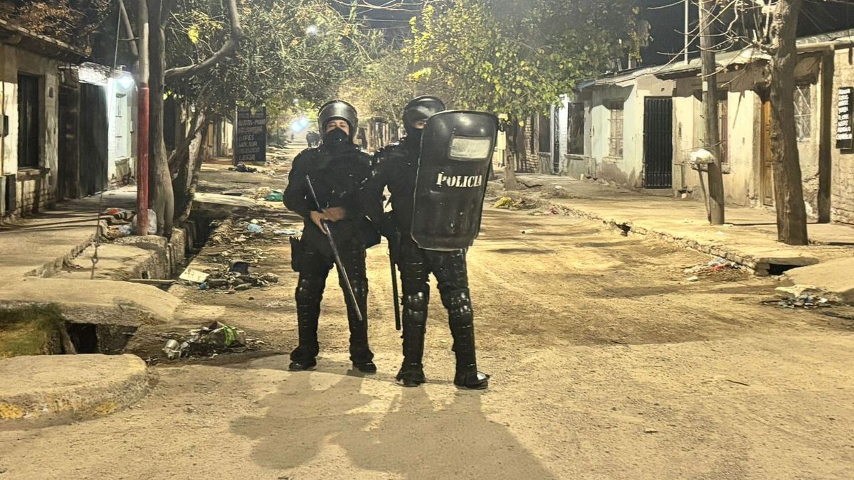 La Policía montó un operativo para realizar allanamientos en el barrio Santa Teresita