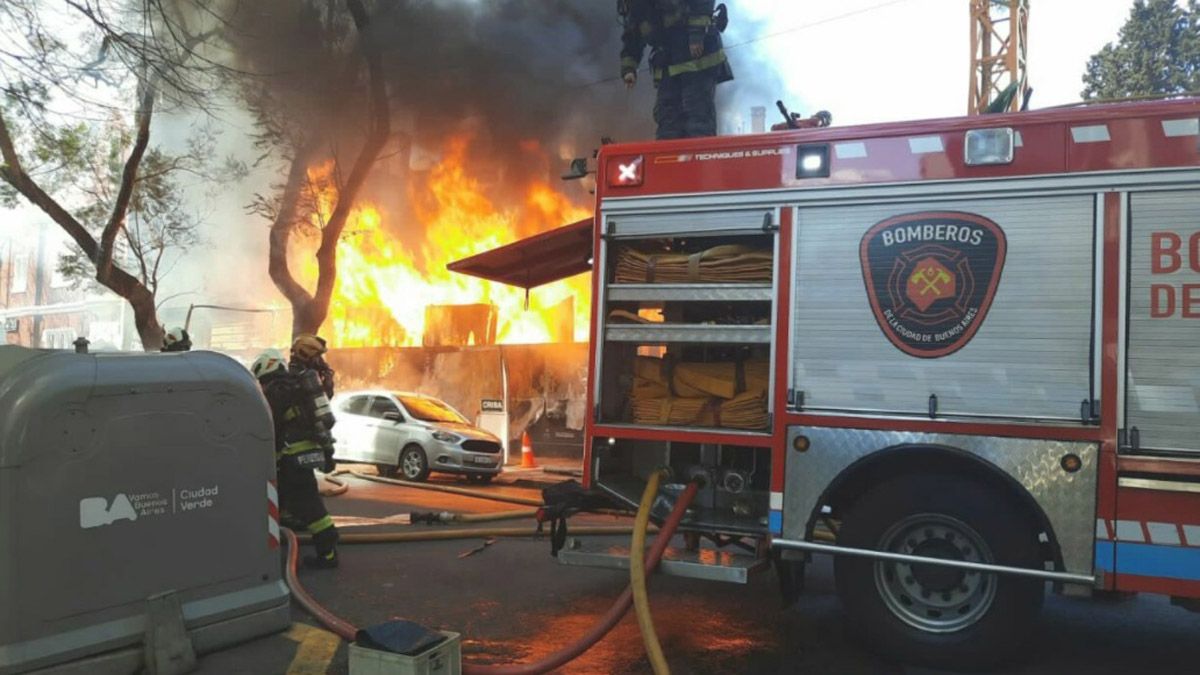 Palermo: impresionante incendio en una obra en construcción