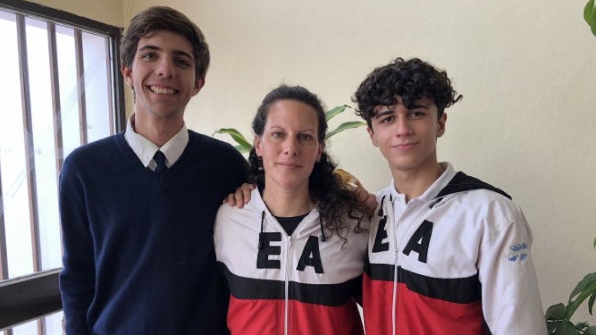 Orgullo alvearense y mendocino: estos son Franco Klita, la profesora Natalia La Spina, y Máximo Poggi, que junto a Bruno Vargas, de Guaymallén, completan el trío de mendocinos que forman el equipo argentino de biología.