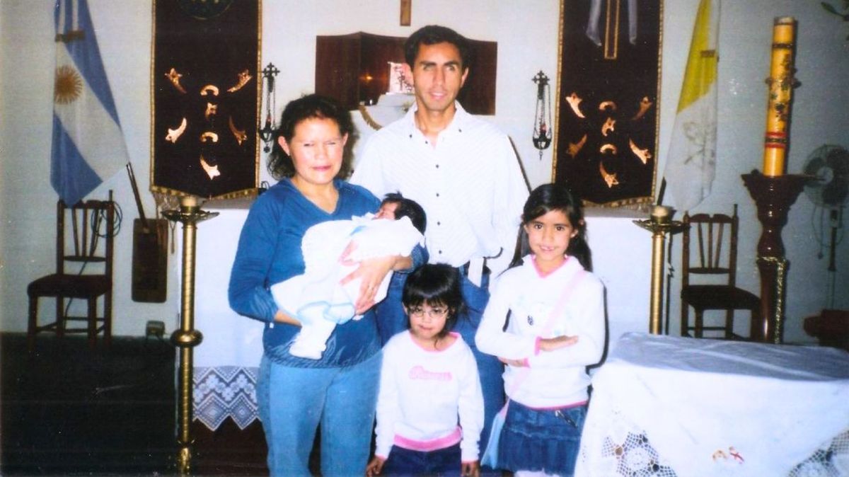 En el bautismo de su hija menor, Delfina. Fue justamente ella quien los acompañó en su travesía en bicicleta. En el bautismo de su hija menor, Delfina. Fue justamente ella quien los acompañó en su travesía en bicicleta.