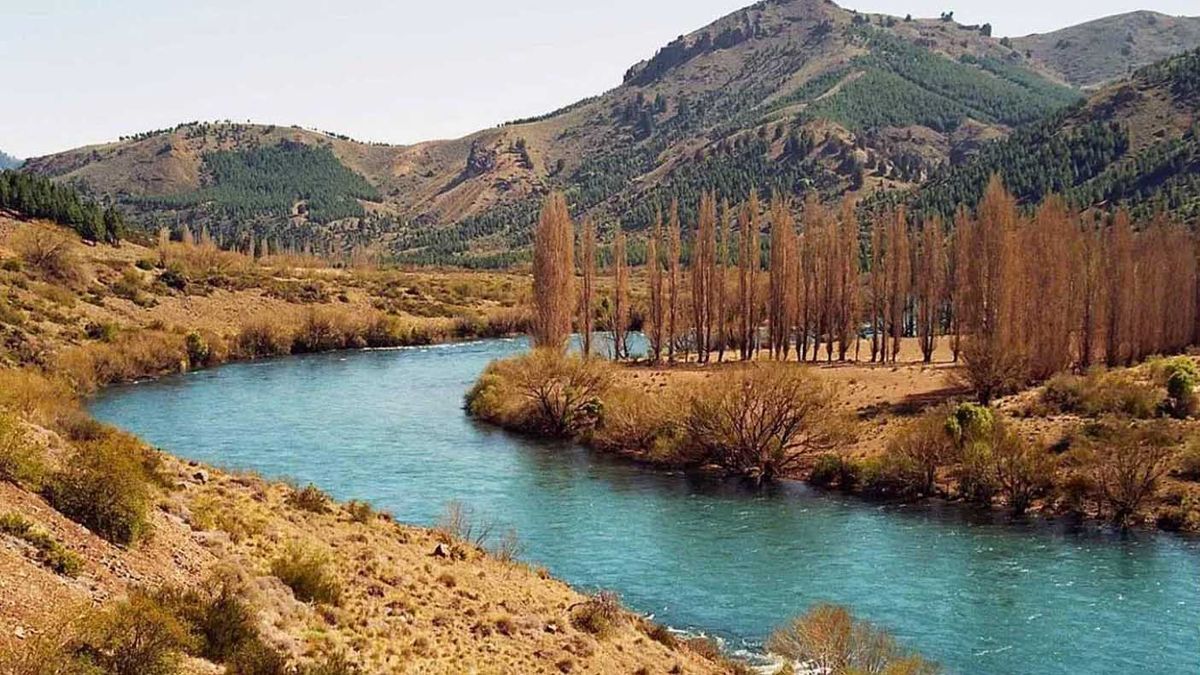 El río Limay se destaca por su entorno natural que permite deportes acuáticos y la práctica del ciclismo de montaña El río Limay se destaca por su entorno natural que permite deportes acuáticos y la práctica del ciclismo de montaña