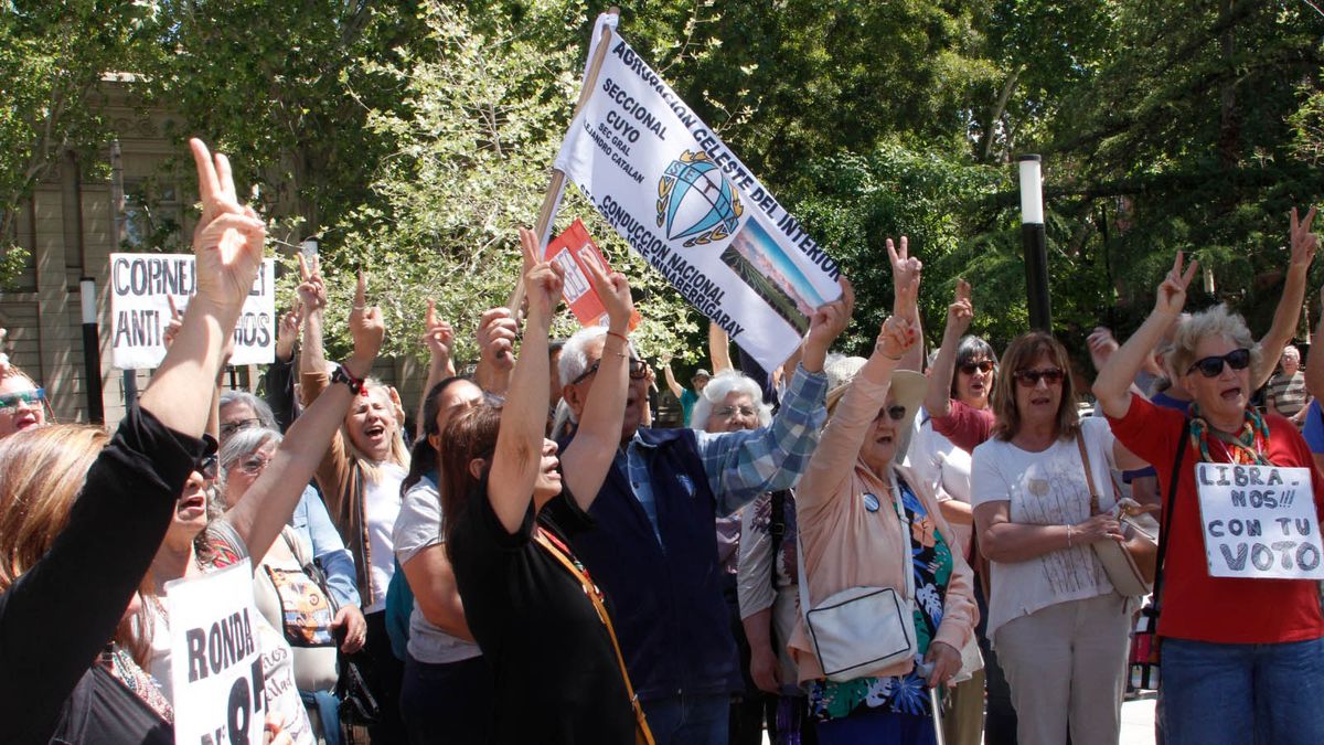 El peronismo, la izquierda y Protectora firmaron un petitorio en la marcha de los jubilados