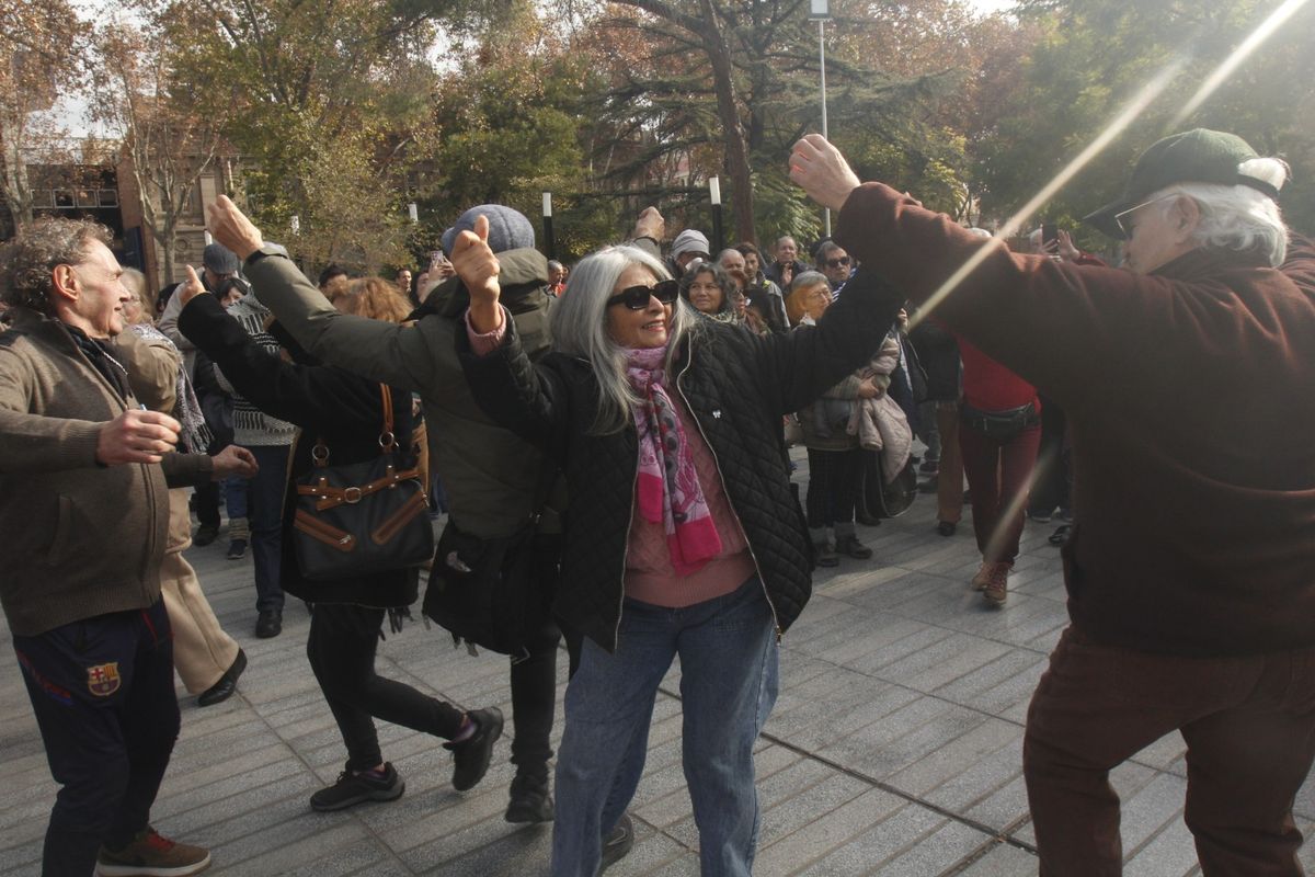 Jubilados y jubiladas improvisaron bailes por el Día de la Independencia. Jubilados y jubiladas improvisaron bailes por el Día de la Independencia.