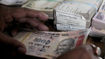 Tardaron 21 horas en contar el dinero de un soborno en la India