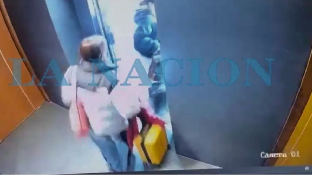 Así retiraban valijas del departamento del ex ARSAT horas antes del allanamiento. Así retiraban valijas del departamento del ex ARSAT horas antes del allanamiento.