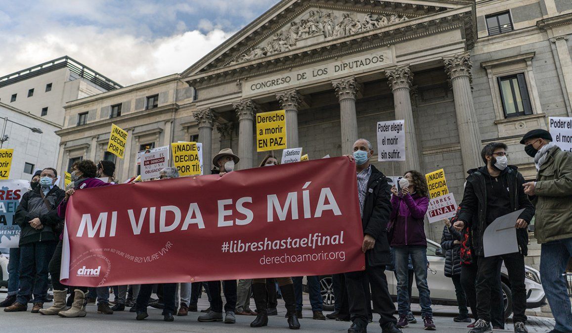España se transformó en el séptimo país del mundo en despenalizar la eutanasia, un viejo reclamo de pacientes con enfermedades graves e incurables