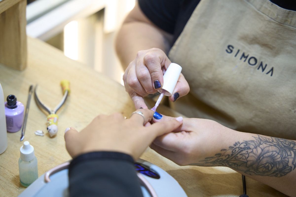 Ropa de marcas exclusivas, belleza y estética personal reúne Natalia Falcioni en Simona Espacios. Ropa de marcas exclusivas, belleza y estética personal reúne Natalia Falcioni en Simona Espacios.