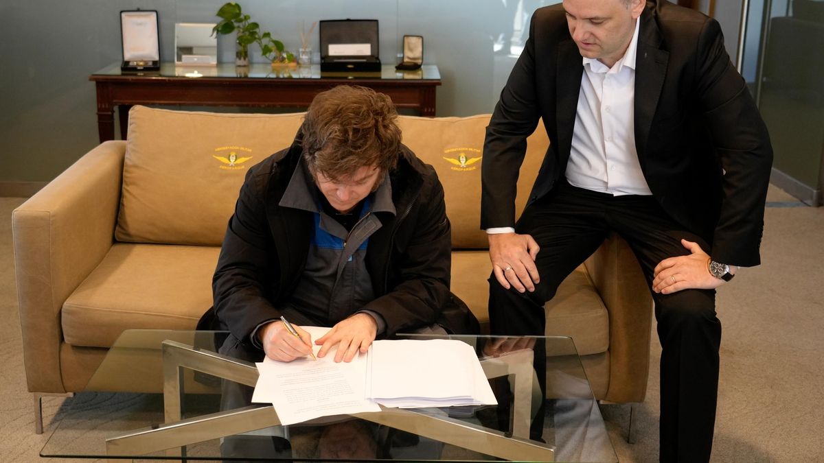 Milei regresa y firma reforma laboral que será enviada al Congreso este jueves