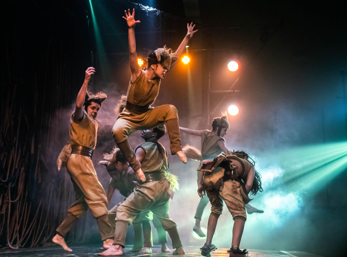 La obra cuenta con más de 20 artistas en escena y música original en vivo. La obra cuenta con más de 20 artistas en escena y música original en vivo.