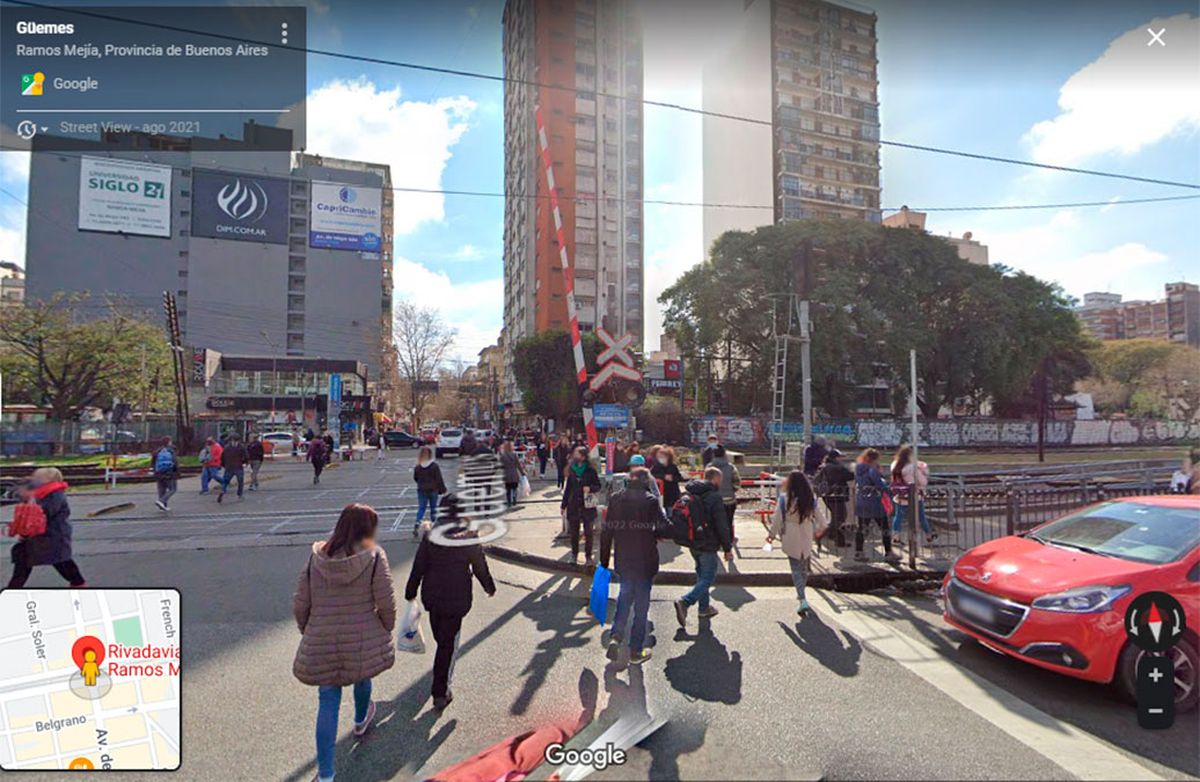 El hecho ocurrió cerca de las vías del Ferrocarril Sarmiento, en el cruce de la calle Güemes y Segunda Rivadavia, en Ramos Mejía.