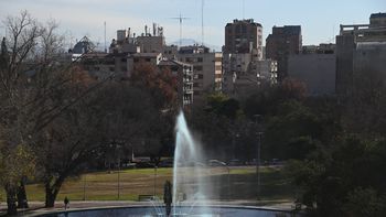 Los videos de las piñas y la batalla campal entre alumnos de dos escuelas en el Parque Cívico