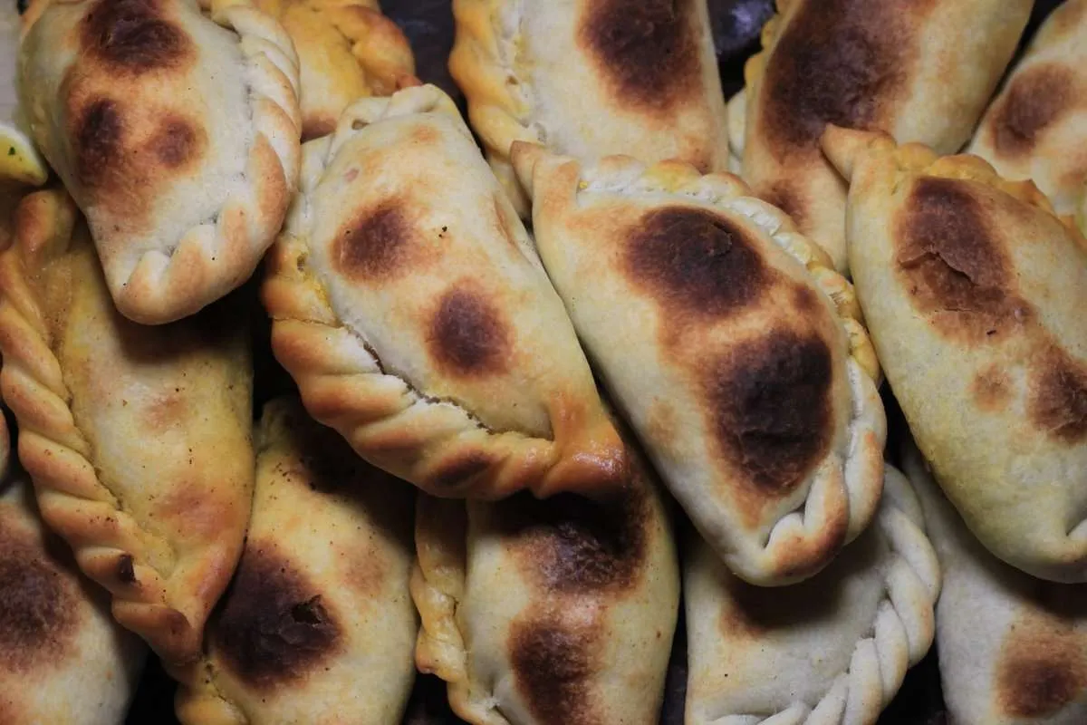 Con este eficaz y sencillo truco las empanadas ya no se te pegarán en la placa