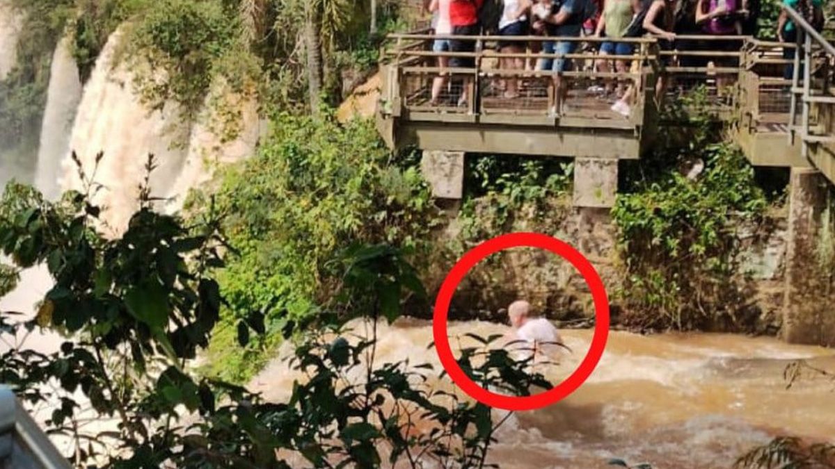 Los investigadores tratan de establecer si el turista cayó a las Cataras del Iguazú por accidente o se suicidó