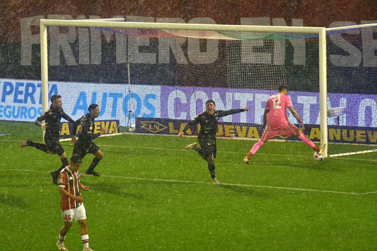 Col&oacute;n gan&oacute; bajo la lluvia y se prende arriba en la Liga Profesional de F&uacute;tbol.
