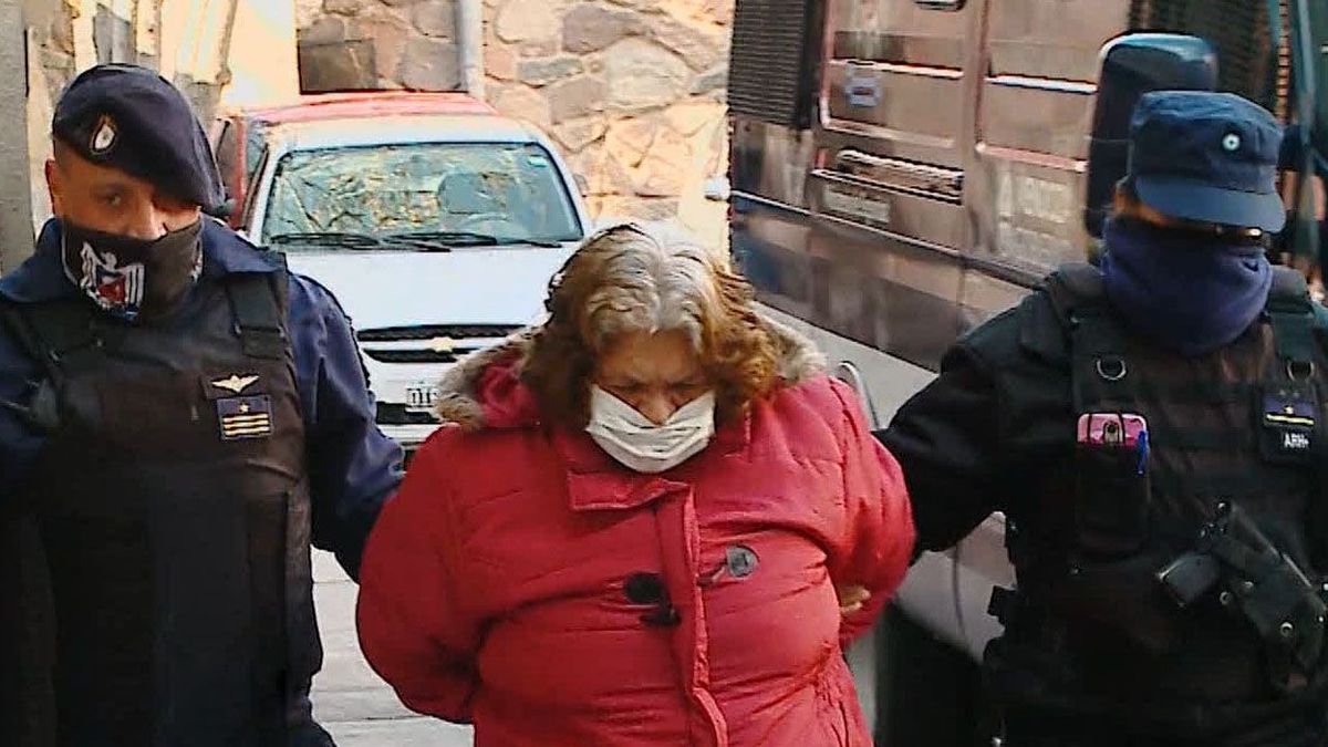 Norma Ortubia, la esposa del Chacal de la Cuarta, fue condenada a 10 años de cárcel por haber sido cómplice de los abusos en perjuicio de su hija. Norma Ortubia, la esposa del Chacal de la Cuarta, fue condenada a 10 años de cárcel por haber sido cómplice de los abusos en perjuicio de su hija.