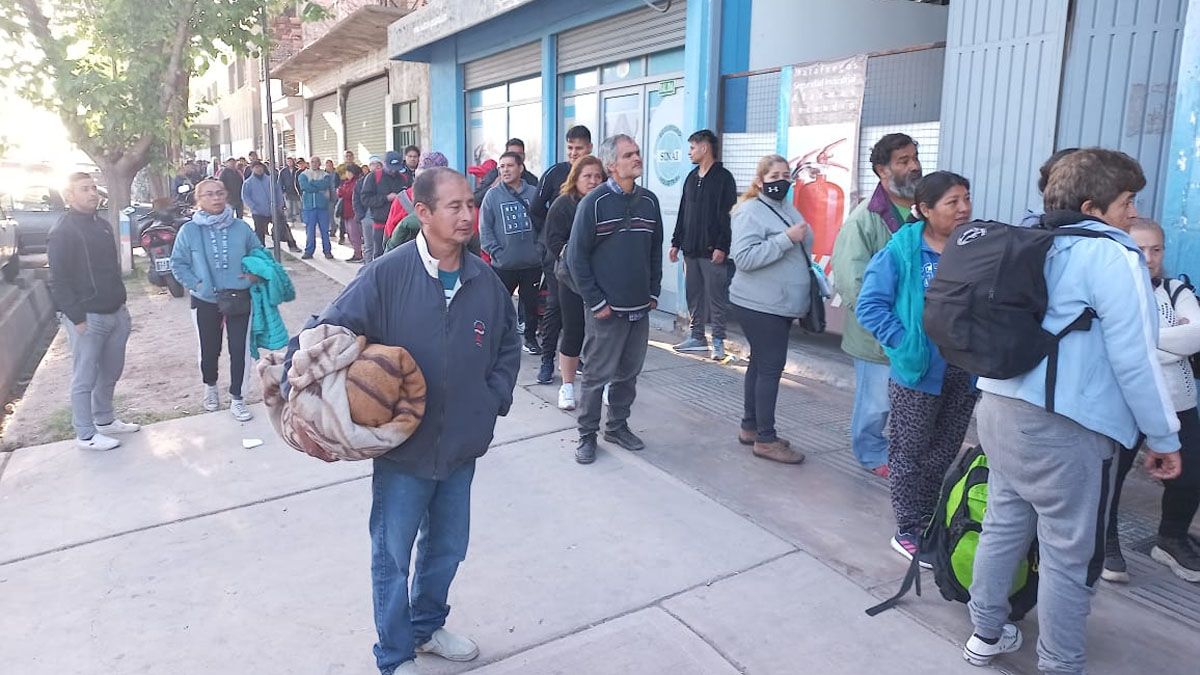 Cuando ANSES abrió sus puertas, la gente comenzó a amontonarse.