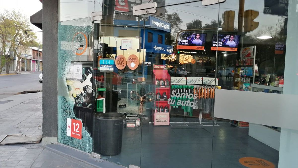 Un ladrón rompió una vidriera con un barrote y robó tres baterías para auto